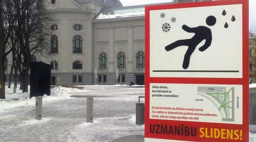 Brīdinājuma zīme Esplanādē pie Latvijas Nacionālā mākslas muzeja. Foto: Gunārs Nāgels