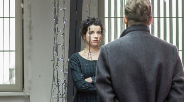 Noras Helmeras lomā Jana Čivžele.