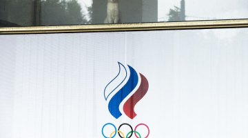 Krievijas olimpiskās komitejas logā sēž kaķis. Foto: AP/LETA