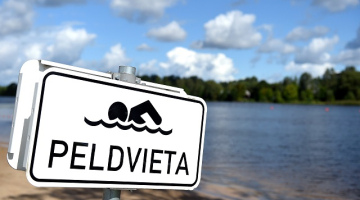 Peldvietas norāde Lucavsalā. Foto: Ieva Makare, LETA