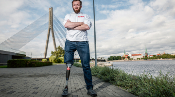 Gudrā kāja C-Leg no parastās protēzes atšķiras ar to, ka tās ceļgalā ir dators, kas saprot cilvēku un pieskaņojas solim. «Kad eju lēnām, kāja to saprot un piemērojas lēnam tempam. Kad paātrinos, piemēram, steidzos uz transportu, tad arī kāja pielāgojas,» skaidro Aleksandrs.