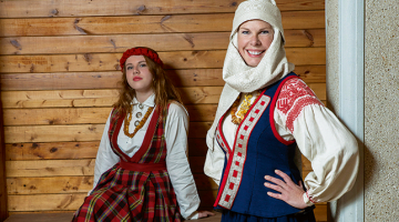 Folkloras draugu kopā Skandinieki katram ir tautastērps. Iveta Zeidaka sev sameklējusi Rucavas tautastērpu, jo vecāmamma nāk no Rucavas novada Ķāķišķes. Taču Alisei kā jaunai meitai nepatīk rucavnieku meitu galvasrota, tāpēc viņa no draudzenes aizlienējusi vecmāmiņas Burtnieku novada Matīšu pagasta meitas tautastērpu.