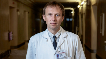 «Tā ir ikdienas situācija, kad māsu trūkuma dēļ jāatliek operācijas,» saka Stradiņa slimnīcas Neiroķirurģijas klīnikas vadītājs Egils Valeinis.