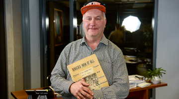 Pateicībā par kladi ar 1972./73. gada spēļu hroniku komanda advokātam Filipam Kļaviņam uzdāvināja tā gredzena dublikātu,  ko  katrs spēlētājs saņēma par uzvaru tajā NBA sezonā. Un cepuri, kādu komanda jaunizvēlētajiem spēlētājiem uzliek īpašā ceremonijā. Arī biļetes uz šīs sezonas pirmo spēli Ņujorkā, preses ložā. «Coca-Cola, kafija, tēja un popkorns par brīvu, es pārēdos,» viņš smejas.