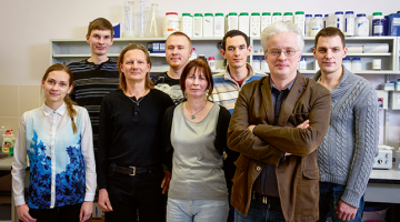 Biomedicīnas centra komanda, kas pētnieka Kaspara Tāra (ar acenēm) vadībā strādā pie universālas pretgripas vakcīnas.