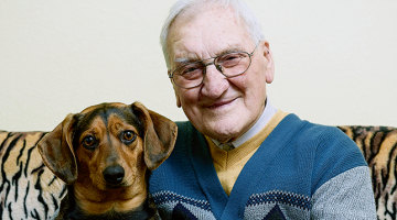 «Tēvs nodzīvoja 92, māte — 82 gadus. Kaimiņi jau prasa, lai dodu recepti. Neko: šņabi dzeru un dzeru alu,» smejas Arvīds Blūzmanis. Viņš 95 gadu vecumā vēl izstaigā veikalus Carnikavā un izved āra suni Džeinu.