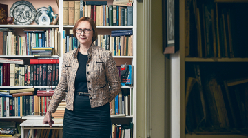 «Cik Rīgā ir grāmatu antikvariātu? Trīsarpus. Patiesībā nepiedodami maz valsts galvaspilsētai,» saka Gunas grāmatu īpašniece Guna Zelmene.