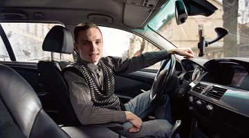 Latvijā ir 1275 vājdzirdīgu autovadītāju. CSDD neuzskaita nedzirdīgos šoferus. Kristaps Beisons ir viens no diviem Taxify nedzirdīgajiem autovadītājiem.