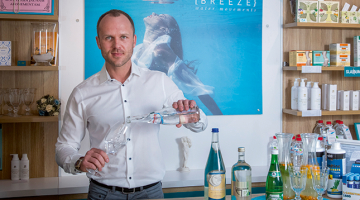 «Ūdens ir «dziļāks», nekā domājam,» paziņo Dans Grasmanis. Viņš ikdienā dzer viegli mineralizētus ūdeņus, kuros ir līdz 300 mg/l minerālsāļu, taču maksimāli sārmainus, ar augstu pH līmeni. «Tas palīdz ne tikai pašsajūtai, bet arī sportojot.»