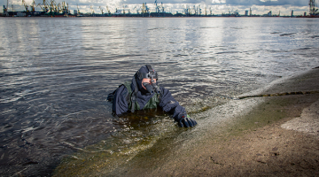 No auksta ūdens Raivo nav bail. Viņš kopš 1998. gada ir zemessardzes 52. kājnieku bataljona dienestā, rūdīts mācībās. Vai varētu noķert maluzvejnieku, ja vienīgais ceļš būtu pa gaisu? Raivo smiedamies atbild: «Varētu!»