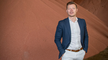 NPK Expert īpašnieks Ģirts Cēlājs sevi dēvē par praktizējošu agronomu ķīmiķi, jo arī pats raksta produktu formulas. «Mūsu priekšrocība ir tā, ka darbojamies kā aptiekāri — uztaisām precīzu recepti un laikā nogādājam klientam. Faktiski esam kā liels bārmenis, kas taisa kokteiļus uz pasūtījumu.»