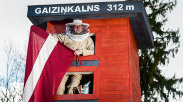 «Bija jāizciešas pa Rīgu, lai tiktu līdz šejienei un saprastu, cik labi ir dzīvot pie dabas,» saka Sandris Akmans, kurš kļuvis par bitenieku pie Gaiziņa.