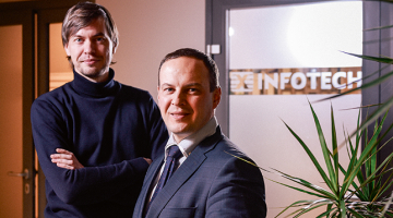 X Infotech vienpadsmito gadu nodarbojas ar elektronisko dokumentu un maksājumu karšu drošu izdošanu un pārbaudes infrastruktūras izstrādi un programmatūras pārdošanu. Māris Birģelis (pa kreisi) un Sergejs Jeļisejevs ir divi no uzņēmuma īpašniekiem. Vadims Tereško un Aleksandrs Popovs bildēšanās brīdi bija komandējumos.