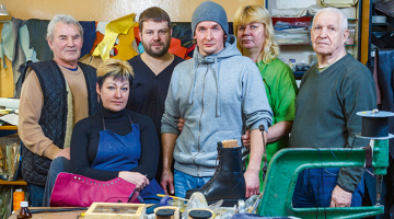 «Šajā jomā daudz kas ir kā dāvana. Cenšamies maksimāli nākt pretī klientiem. Visi esam fanātiķi. Ja ir vajadzīgs, esam darbā jau pusseptiņos, beidzam vakarā ap septiņiem,» paziņo Gunārs Kožuhovskis (no kreisās), Tatjana Čuliha, Oļegs Stoļarovs, Andris Rucis, Andžela Klētniece un Oļegs Afanasjevs.