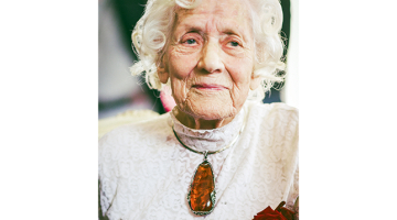 Alise Lauva (100) no Tukuma ir ļoti sprigana un otrajā stāvā uz ceremoniju Rundāles pilī uznūjo. Alise novēl nedarīt ļaunu savai zemei, jo «tā pastāvēs tāda, kādu to paši veidosim.»
