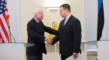 ASV Senāta Bruņoto dienestu komitejas priekšsēdētājs Džons Makeins un Igaunijas premjerministrs Jiri Ratass. Foto: LIIS TREIMANN, POSTIMEES