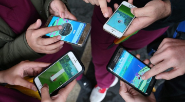 "Pokemon Go" spēlētāji pie Sidnejas operas. Foto: EPA/LETA