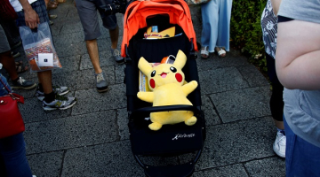 Pokemons bērnu ratiņos. Foto: Reuters/LETA