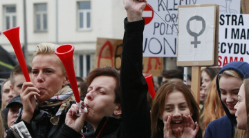Polijas sievietes protestē pret ieceri pilnībā aizliegt abortus. Foto: AP-LETA