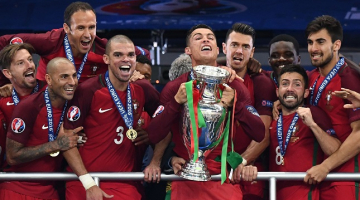 Portugāles futbola izlase ar EČ kausu Krištianu Ronaldu rokās. Foto: AFP/LETA