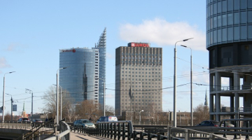 Preses nams un "Swedbank" ēka Ķīpsalā. Foto: Rebeka Žeire, LETA