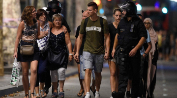 Policija no nozieguma zonas izved cilvēkus. Foto: AFP/LETA