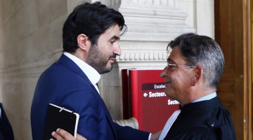 Kādreizējam kompānijas "France Offshore" vadītājam Nadavam Bensusānam (no kreisās) Francijas tiesa piesprieda piecu gadu cietumsodu. Foto: AFP/LETA