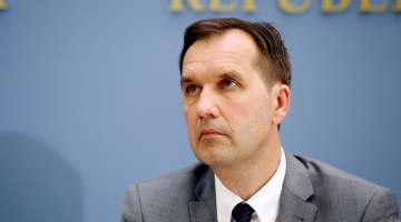 Valsts prezidents Raimonds Vējonis (no labās) un Latvijas vēstnieks Krievijā Māris Riekstiņš akreditācijas vizītes laikā Rīgas pilī.