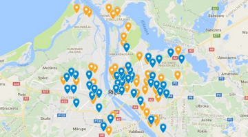 Rīgas kartē ar zilām atzīmēm ir skolas, kurās skolēnu skaits pārsniedz 800, ar oranžām tās, kura tas ir mazāks. Ekrāna stopkadrs no Nikas Aleksejevas pēc Re:Baltica žurnālistes Sanitas Jembergas pieteikuma veidotās kartes.