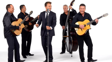 Čigānu svinga un džeza ģitāristu ansamblis „The Rosenberg Trio" (Nīderlande) un Džonijs Rozenbergs. Publicitātes foto