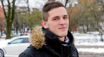 Ledusaukstajā ūdenī lēcis bez šaubīšanās, jo bērnībā pēc pirtiņas kopā ar tēti lēca āliņģī atvēsināties, jaunsargos ledusaukstā ūdenī gājis gan pa pliko, gan formas tērpā. Jaunsargu kustībā arī apguvis slīkstošo glābšanu.