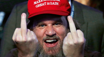 Donalda Trampa atbalstītājs vēlēšanu rezultātu sagaidīšanas pasākumā Ņujorkā.