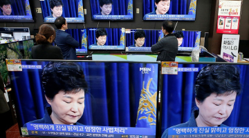 Dienvidkorejas prezidente Paka Gunjhe saka uzrunu iedzīvotājiem 2016. gadā. Foto: Kim Hong-Ji, Reuters/LETA