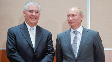 Jaunievēlētais ASV prezidents Donalds Tramps savas topošās administrācijas valsts sekretāra jeb ārlietu ministra amatam izraudzījies lielākās ASV naftas un gāzes kompānijas Exxon Mobil izpilddirektoru Reksu Tilersonu. 2011. gadā Exxon Mobil noslēdza līgumu ar Krievijas lielāko naftas kompāniju Rosņeftj par kopēju naftas izpēti un ieguvi, bet 2013. gadā Krievijas prezidents Vladimirs Putins Tilersonam pasniedzis Draudzības ordeni.