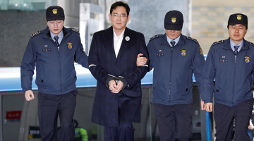 Rokudzelžos saslēgtais Samsung korporācijas faktiskais līderis Džejs Li 19. februārī tiek vests uz pratināšanu prokurora birojā.
