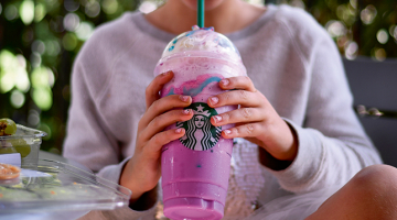 Kafejnīcu tīkls Starbucks nācis klajā ar Vienradžu frapučīno, kas dažu dienu laikā kļuvis par pašu pieprasītāko dzērienu, sagādājot lielas galvassāpes baristām, kuri nespēj apmierināt lielo pieprasījumu. Neticami spilgtais našķis, kas iekarojis lielu popularitāti sociālajos tīklos, tiek gatavots kā frapučīno, kam pievienots skābs zilais sīrups un violets mango sīrups, beigās visu apkaisot ar zilu un rozā pulveri.
