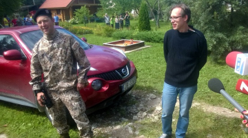 Nacionālo bruņoto spēku karavīrs A. Lūsis (no kreisās), kurš pamanīja pazudušā bērna pēdas, un Rūdolfa tētis atbild uz žurnālistu jautājumiem, pēc nepilnus trīs gadus vecā Rūdolfs atrašanas, kurš ceturtdien vakarā pazuda no kādas dārza mājas teritorijas Saulkrastos, dārzkopības kooperatīvā "VEF-Biķernieki".