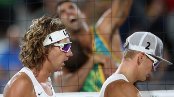 Latvijas pludmales volejbolisti Aleksandrs Samoilovs (no kreisās) un Jānis Šmēdiņš negaidīti ātri izstājas no sacensības par medaļām. Foto: AP/LETS