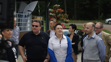 Lietuvas ārlietu ministrs Lins Linkevičs (otrais no kreisās) kopā ar Ukrainas lidotāju Nadiju Savčenko tikšanās laikā Lietuvā. Foto: BNS/LETA