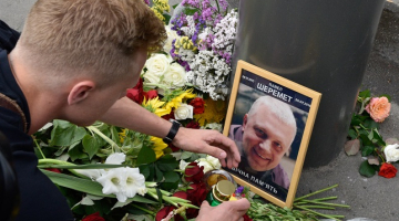 Cilvēki liek ziedus Pāvela Šeremeta piemiņai. Foto: Sputnik/LETA