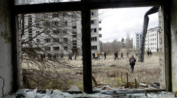 Bijusī Skrundas lokatora militārā pilsētiņa tagad jau ilgus gadus ir tukša un pamesta. Foto: Reuters/LETA
