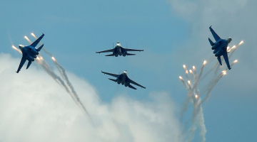 Krievijas armijas iznīcinātāji Su-27 demonstrē akrobātiku starptautiskās armijas spēlēs Krievijas pilsētaas Rjazaņas tuvumā. Foto: Reuters/LETA
