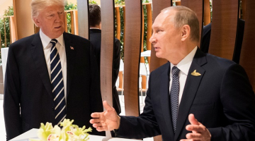 Donalds Tramps un Vladimirs Putins pie viena galda Hamburgā. Foto: Reuters/LETA