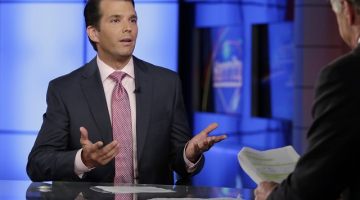 Donalds Tramps juniors telekanāla "Fox" raidījumā "Hannity" stāsta par notikumu ar Krievijas juristi prezidenta vēlēšanu laikā. Foto: AP/LETA