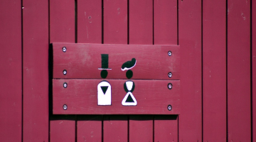 Piktogramma uz tualetes durvīm. Foto: Zane Bitere, LETA