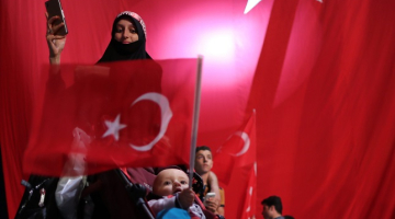 Demonstrācija Turcijā, lai atbalstītu prezidentu Redžepu Tajipu Erdoganu. Foto: EPA/LETA