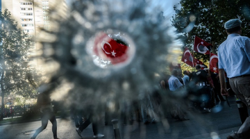 Demonstrācijas laikā Stambulā. Foto: AFP/LETA