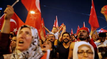 Turki izgājuši Erdogana atbalsta demonstrācijā. Foto: Reuters/LETA