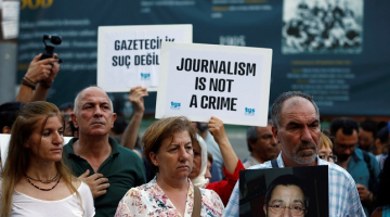 Jau pirms mēneša - jūnija beigās - Stambulā notika lieli protesti pēc tam, kad varas iestādes arestēja trīs pazīstamus preses brīvības aktīvistus. Foto: Reuters/LETA
