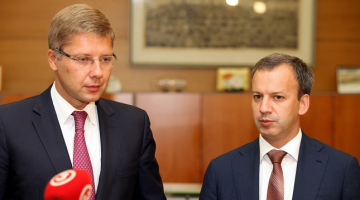 Rīgas domes priekšsēdētājs Nils Ušakovs (no kreisās) un Krievijas vicepremjers Arkādijs Dvorkovičs atbild uz žurnālistu jautājumiem pēc tikšanās Rīgas domē.
